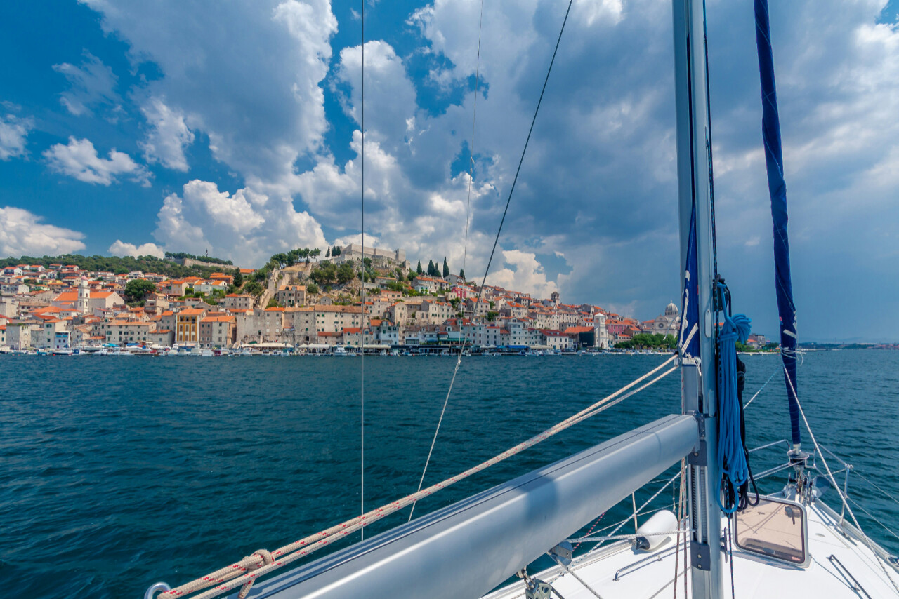 Sailing towards Šibenik with Bavaria 38 Ra