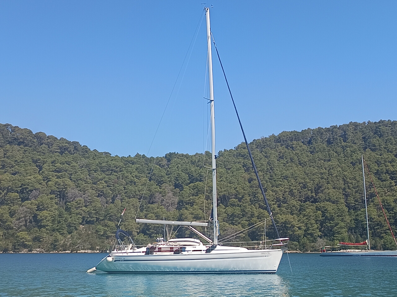 Bavaria 38 Ra in fron of Unije