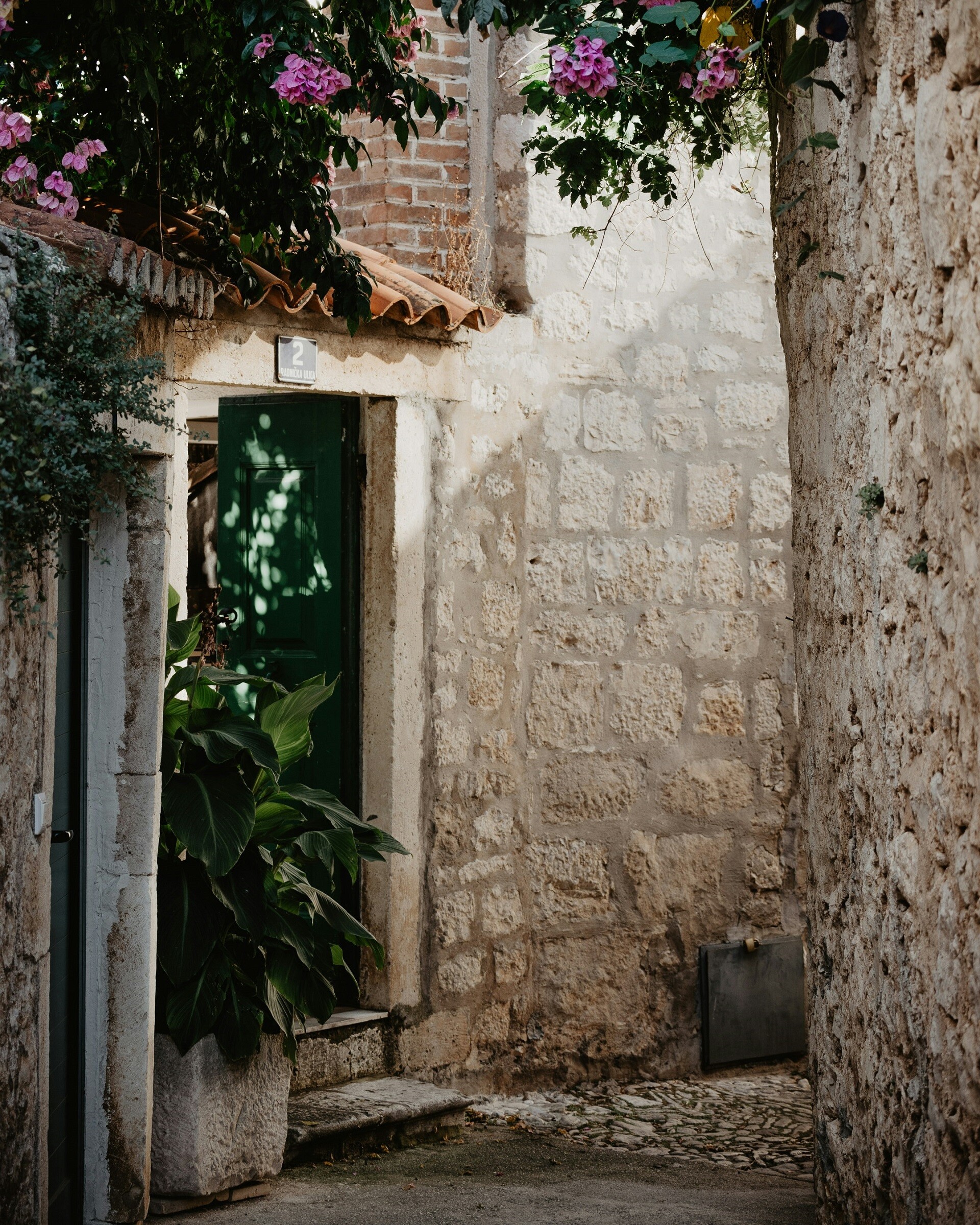 Brac stone alley